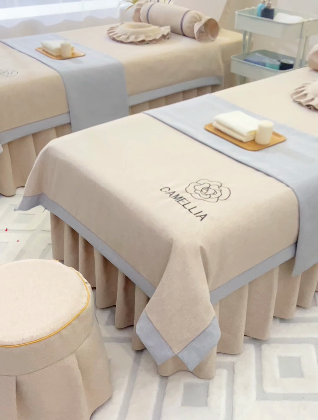 91家纺网 家纺一手货源 找家纺 芙怡 2025春夏新款8026款棉麻绒美容床罩四件套-山茶花系列 山茶花-米黄