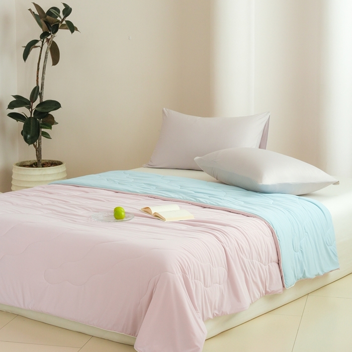 91家纺网 家纺一手货源 找家纺 丽卡家纺2025新款好爽鸭锦氨凉感夏被子被芯 浅粉+水蓝