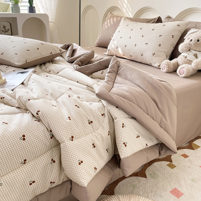 91家纺网 家纺一手货源 找家纺 宜家坊 2025新款全棉夏被碎花卡通小清新简约纯棉夏凉被夏被四件套三件套 樱桃格子红