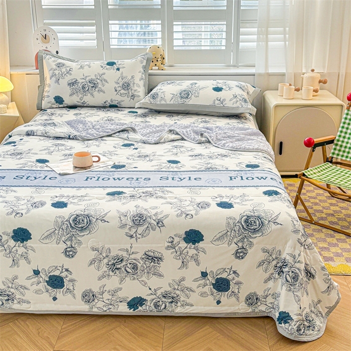 91家纺网 家纺一手货源 找家纺 雯豆2025夏季新品冰丝碳光凉席+凉感丝印花夏被四件套卡通小清新绑带席子四件套 冰丝夏被四件套-诗韵