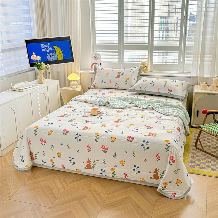 91家纺网 家纺一手货源 找家纺 雯豆2025夏季新品冰丝碳光凉席+凉感丝印花夏被四件套卡通小清新绑带席子四件套 冰丝夏被四件套-花丛小兔