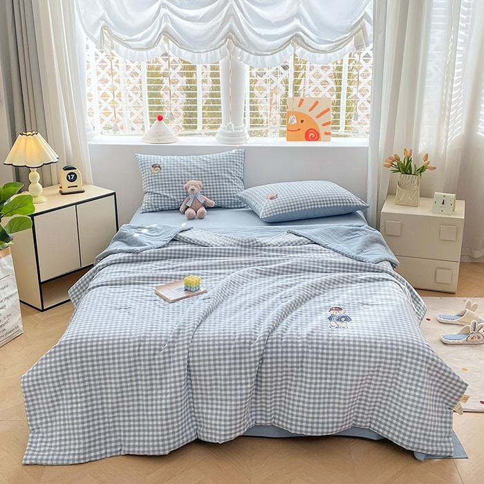 91家纺网 家纺一手货源 找家纺 大境2025新款专版纯棉色织水洗棉刺绣全棉夏被四件套夏凉被 篮球小熊-格子蓝