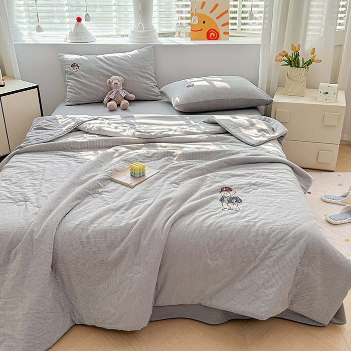 91家纺网 家纺一手货源 找家纺 大境2025新款专版纯棉色织水洗棉刺绣全棉夏被四件套夏凉被 篮球小熊-细条灰