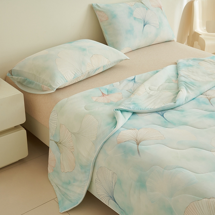 91家纺网 家纺一手货源 找家纺 畅销被业 2025新款凉感丝卡通系列印花夏被 银杏叶