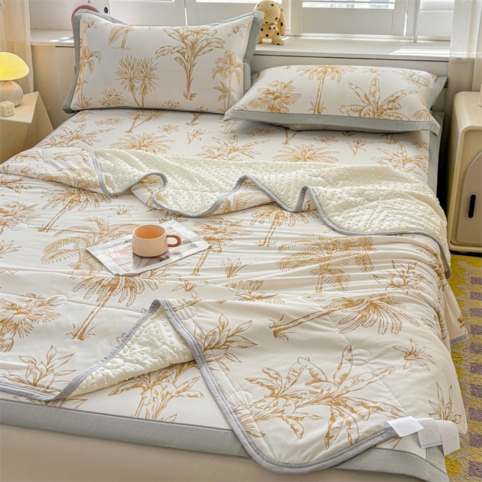 91家纺网 家纺一手货源 找家纺 雯豆2025夏季新品冰丝碳光凉席+凉感丝印花夏被四件套卡通小清新绑带席子四件套 冰丝夏被四件套-千枝叶