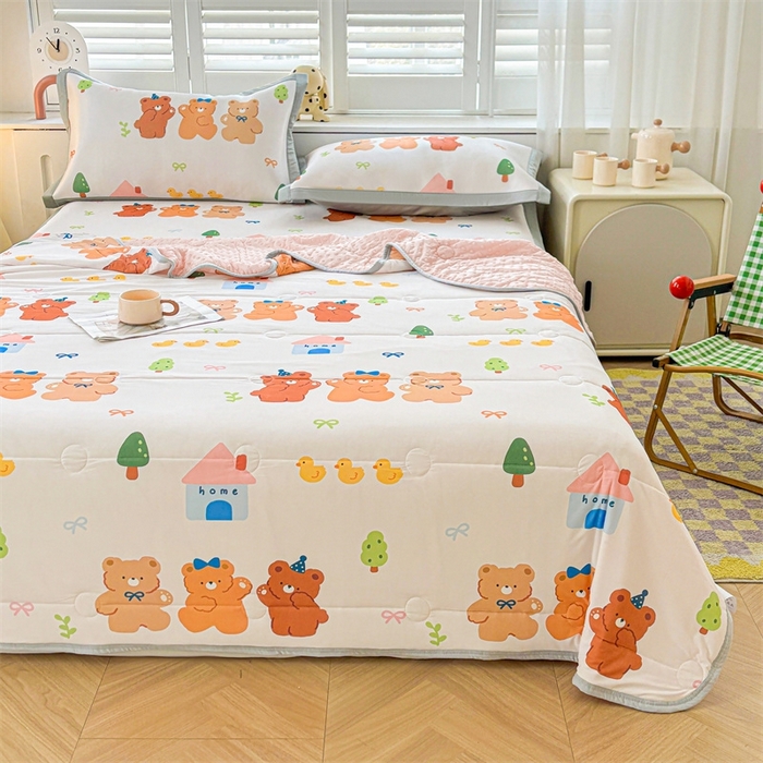 91家纺网 家纺一手货源 找家纺 雯豆2025夏季新品冰丝碳光凉席+凉感丝印花夏被四件套卡通小清新绑带席子四件套 冰丝夏被四件套-小熊伙伴