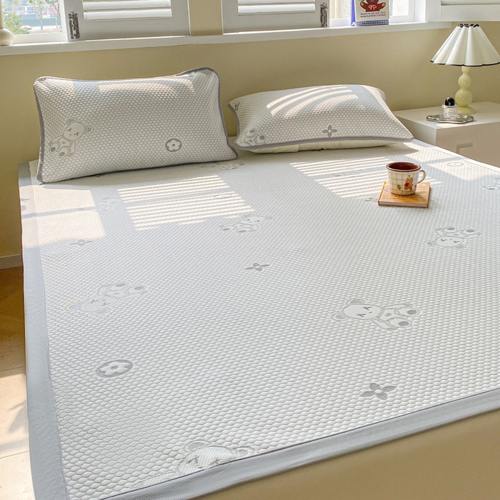 91家纺网 家纺一手货源 找家纺 缦卡琳家纺 2025新款按摩豆豆凉席三件套 开心小熊灰色