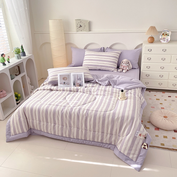 91家纺网 家纺一手货源 找家纺 宜家坊 2025新款全棉夏被碎花卡通小清新简约纯棉夏凉被夏被四件套三件套 紫朱华