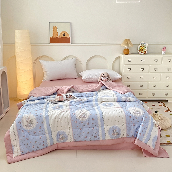 91家纺网 家纺一手货源 找家纺 宜家坊 2025新款全棉夏被碎花卡通小清新简约纯棉夏凉被夏被四件套三件套 爱丽丝梦游