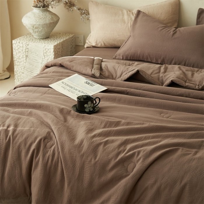 91家纺网 家纺一手货源 找家纺 金鹰 2025新款A类纯棉水洗棉三层流年提花大豆夏被四件套 流年-棕色