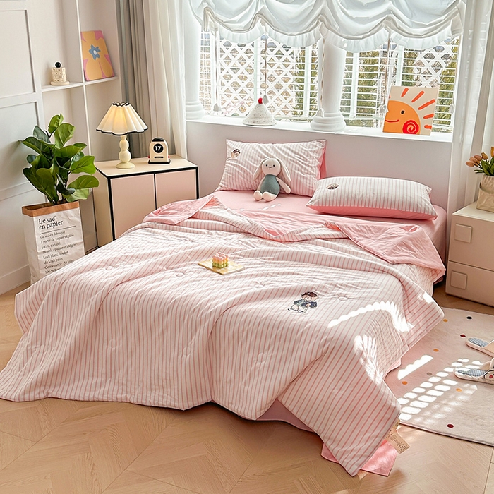 91家纺网 家纺一手货源 找家纺 大境 2025新款专版纯棉色织水洗棉刺绣全棉夏被四件套 篮球小熊-条纹粉