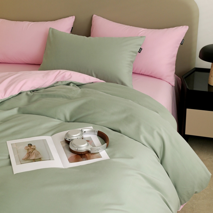 91家纺网 家纺一手货源 找家纺 2025年纯色双拼60支纯棉被套 抹茶绿+白桃粉