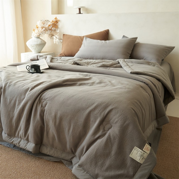 91家纺网 家纺一手货源 找家纺 金鹰 2025新款A类纯棉水洗棉三层流年提花大豆夏被四件套 流年-浅灰