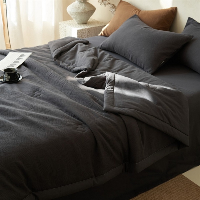 91家纺网 家纺一手货源 找家纺 金鹰 2025新款A类纯棉水洗棉三层流年提花大豆夏被四件套 流年-深灰