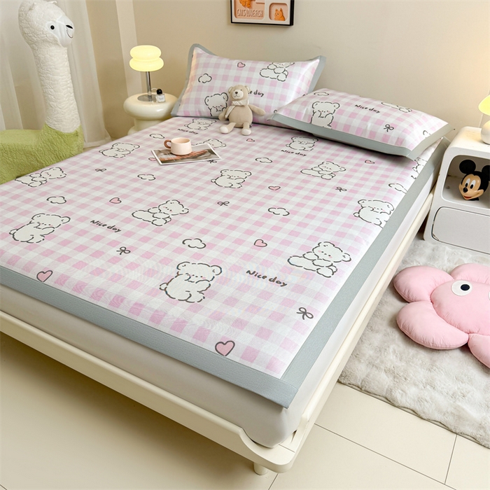 91家纺网 家纺一手货源 找家纺 雯豆2025夏季新品冰藤印花凉席三件套平铺绑带款冰丝凉席三件套 冰藤席-绑带款-格子小熊