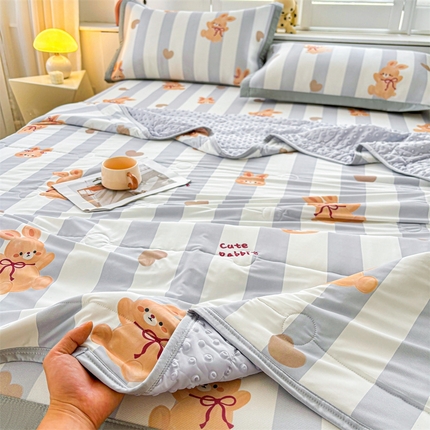 91家纺网 家纺一手货源 找家纺 雯豆2025夏季新品冰丝碳光凉席+凉感丝印花夏被四件套卡通小清新绑带席子四件套 冰丝夏被四件套-条纹兔
