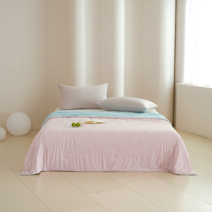 91家纺网 家纺一手货源 找家纺 丽卡家纺2025新款好爽鸭锦氨凉感夏被子被芯 浅粉+水蓝