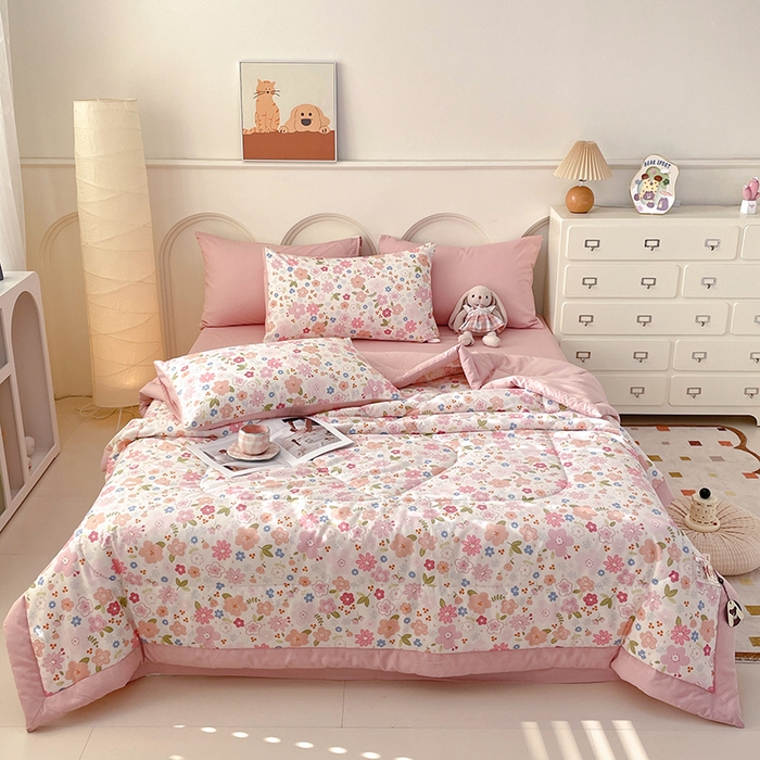 91家纺网 家纺一手货源 找家纺 宜家坊 2025新款全棉夏被碎花卡通小清新简约纯棉夏凉被夏被四件套三件套 粉色浪漫