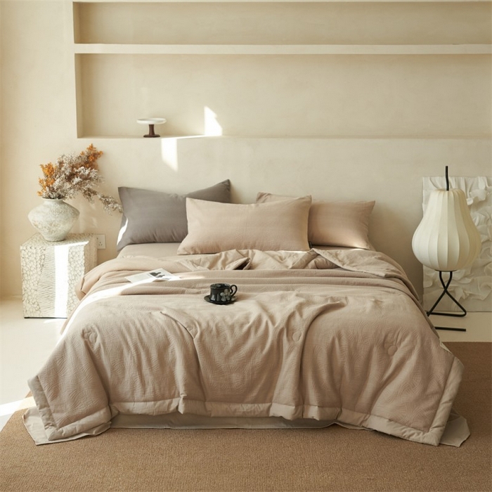 91家纺网 家纺一手货源 找家纺 金鹰 2025新款A类纯棉水洗棉三层流年提花大豆夏被四件套 流年-浅驼