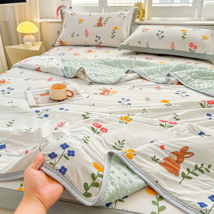 91家纺网 家纺一手货源 找家纺 雯豆2025夏季新品冰丝碳光凉席+凉感丝印花夏被四件套卡通小清新绑带席子四件套 冰丝夏被四件套-花丛小兔