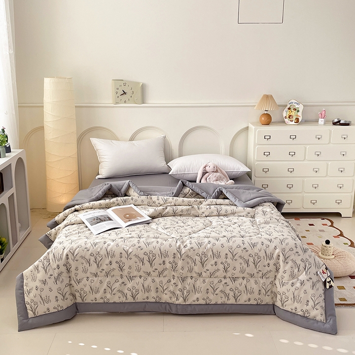 91家纺网 家纺一手货源 找家纺 宜家坊 2025新款全棉夏被碎花卡通小清新简约纯棉夏凉被夏被四件套三件套 白芨