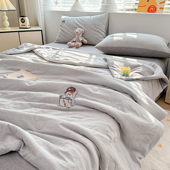 91家纺网 家纺一手货源 找家纺 大境 2025新款专版纯棉色织水洗棉刺绣全棉夏被四件套 篮球小熊-细条灰