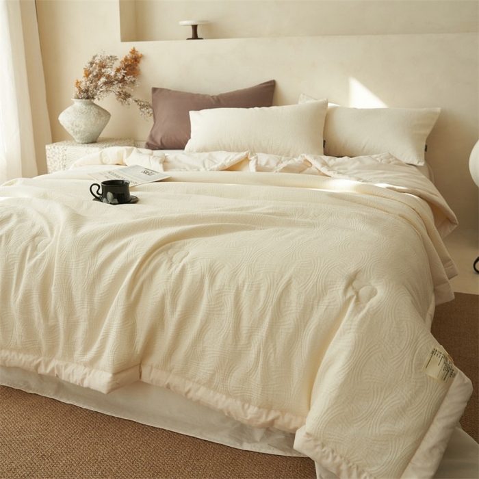 91家纺网 家纺一手货源 找家纺 金鹰 2025新款A类纯棉水洗棉三层流年提花大豆夏被四件套 流年-奶白