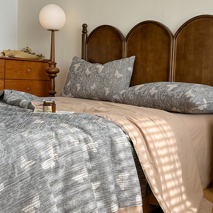 91家纺网 家纺一手货源 找家纺 吾诺 2025 全棉色织提花三层纱大豆夏被全棉夏被子被芯空调被夏凉被 蝶舞-灰