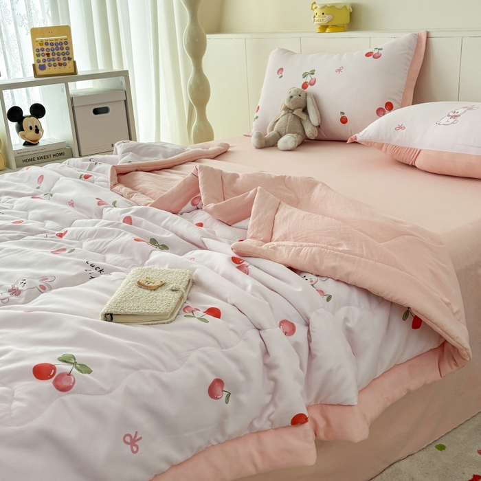 91家纺网 家纺一手货源 找家纺 梦舒羽2025新款小清新系列水洗棉夏被 缦粉樱桃