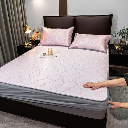 91家纺网 家纺一手货源 找家纺 摩妮卡 2025新款高精密粗冰丝席床笠款三件套 贝贝熊-春桃粉