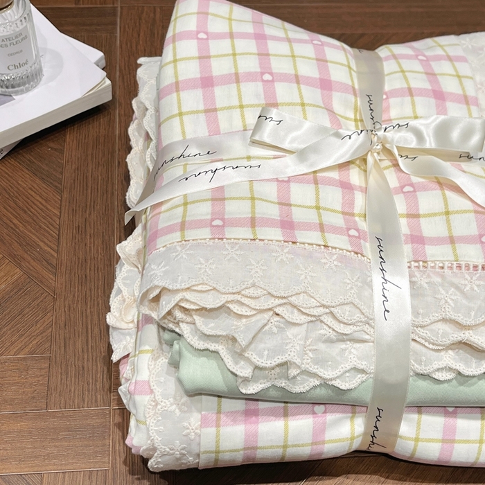 91家纺网 家纺一手货源 找家纺 荣轩家居 2025新款全棉双层纱镂空花边工艺款四件套抹茶红豆