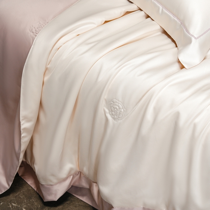 91家纺网 家纺一手货源 找家纺 丽卡家纺 2025新款凉爽鸭天丝夏被四件套 奶油白+卡其