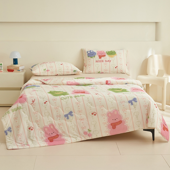 91家纺网 家纺一手货源 找家纺 畅销被业 2025新款凉感丝卡通系列印花夏被 果味熊