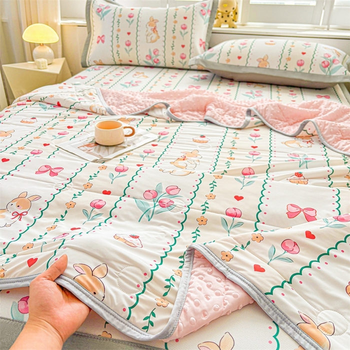 91家纺网 家纺一手货源 找家纺 雯豆2025夏季新品冰丝碳光凉席+凉感丝印花夏被四件套卡通小清新绑带席子四件套 冰丝夏被四件套-浪漫花丛