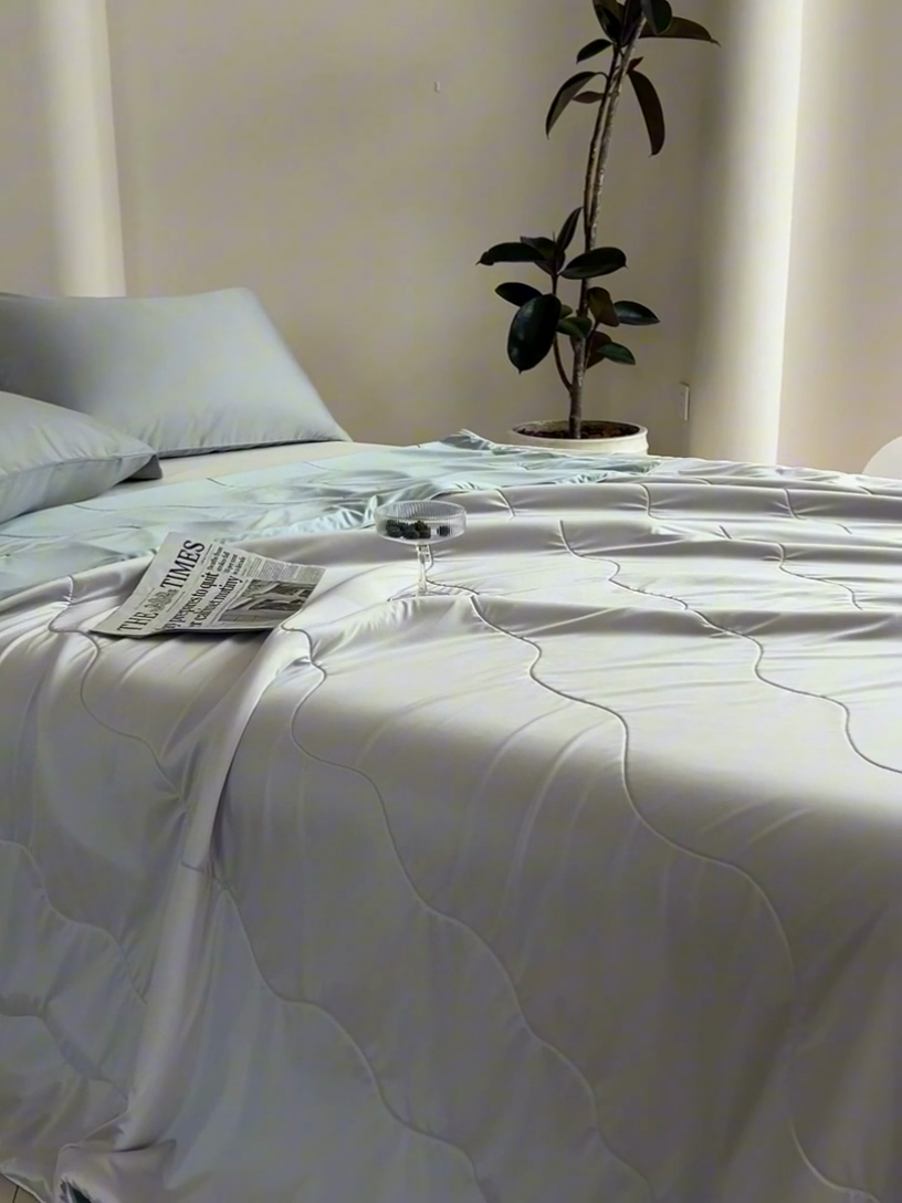 91家纺网 家纺一手货源 找家纺 丽卡家纺2025新款冰丽丝锦氨凉感夏被子被芯 淡雅紫+天空蓝