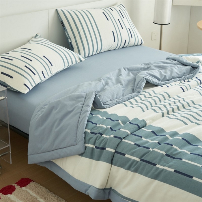 91家纺网 家纺一手货源 找家纺 金鹰 2025新款A类纯棉水洗棉三层条纹提花大豆夏被四件套 条纹-浅蓝