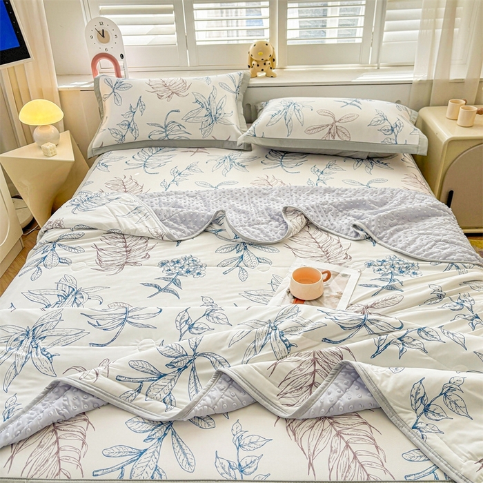 91家纺网 家纺一手货源 找家纺 雯豆2025夏季新品冰丝碳光凉席+凉感丝印花夏被四件套卡通小清新绑带席子四件套 冰丝夏被四件套-迷失