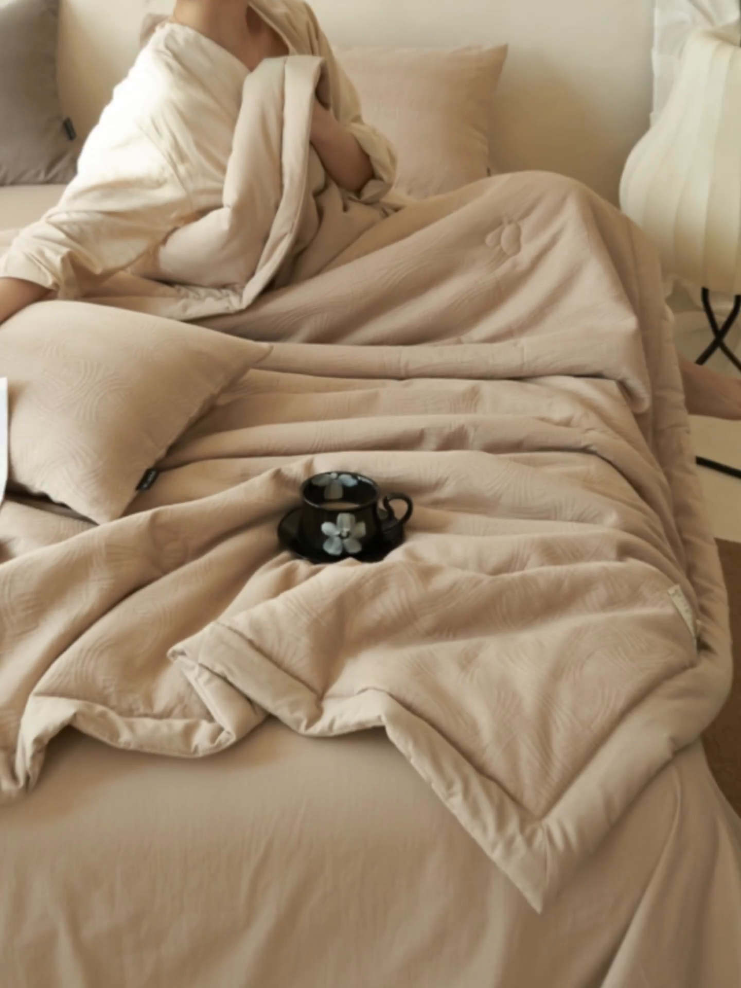 91家纺网 家纺一手货源 找家纺 金鹰 2025新款A类纯棉水洗棉三层流年提花大豆夏被四件套 流年-浅驼