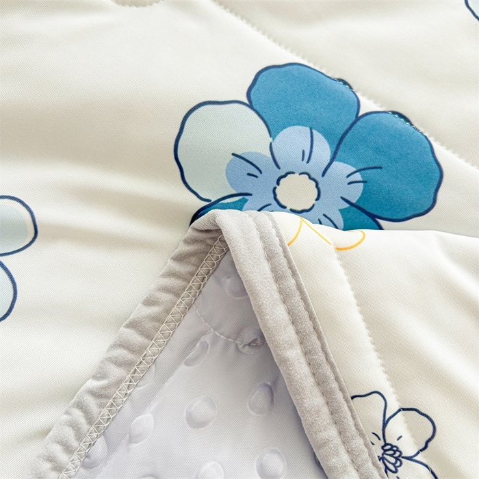 91家纺网 家纺一手货源 找家纺 雯豆2025夏季新品冰丝碳光凉席+凉感丝印花夏被四件套卡通小清新绑带席子四件套 冰丝夏被四件套-漫雨