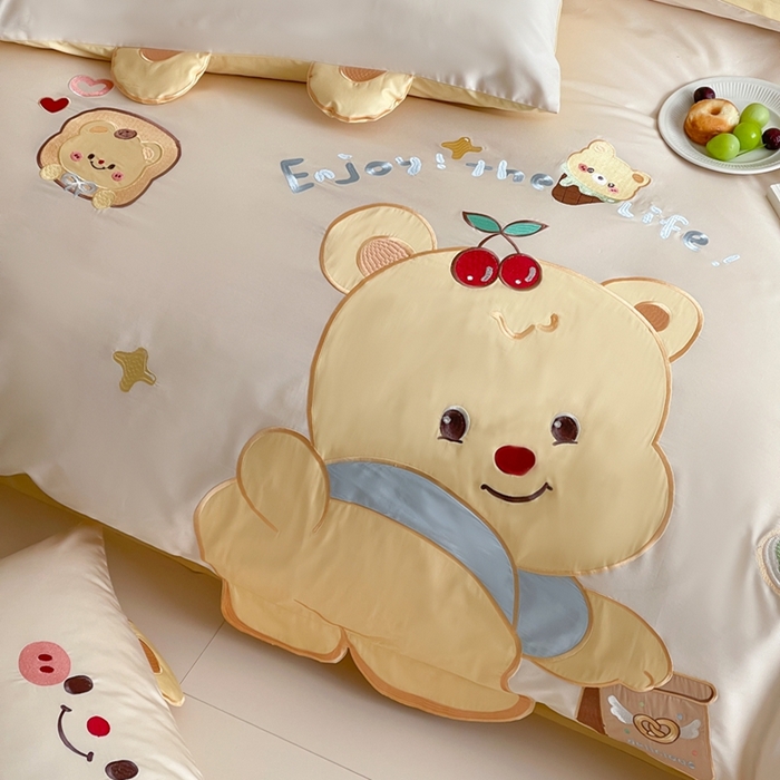 91家纺网 家纺一手货源 找家纺 紫桐2025新款长绒棉贴布绣四件套 黄油小熊 奶油黄