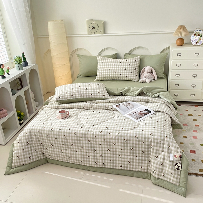 91家纺网 家纺一手货源 找家纺 宜家坊 2025新款全棉夏被碎花卡通小清新简约纯棉夏凉被夏被四件套三件套 樱桃格子绿