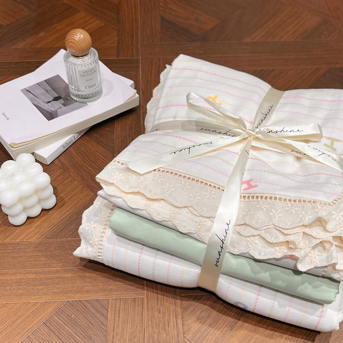 91家纺网 家纺一手货源 找家纺 荣轩家居 2025新款全棉双层纱镂空花边工艺款四件套青提汽水