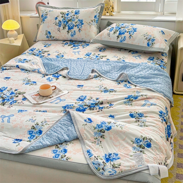 91家纺网 家纺一手货源 找家纺 雯豆2025夏季新品冰丝碳光凉席+凉感丝印花夏被四件套卡通小清新绑带席子四件套 冰丝夏被四件套-芳华如梦