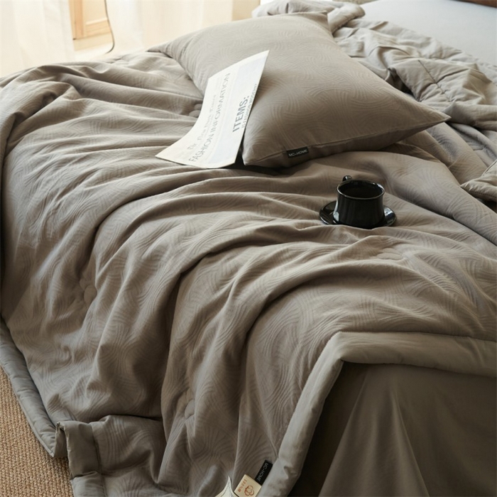 91家纺网 家纺一手货源 找家纺 金鹰 2025新款A类纯棉水洗棉三层流年提花大豆夏被四件套 流年-浅灰