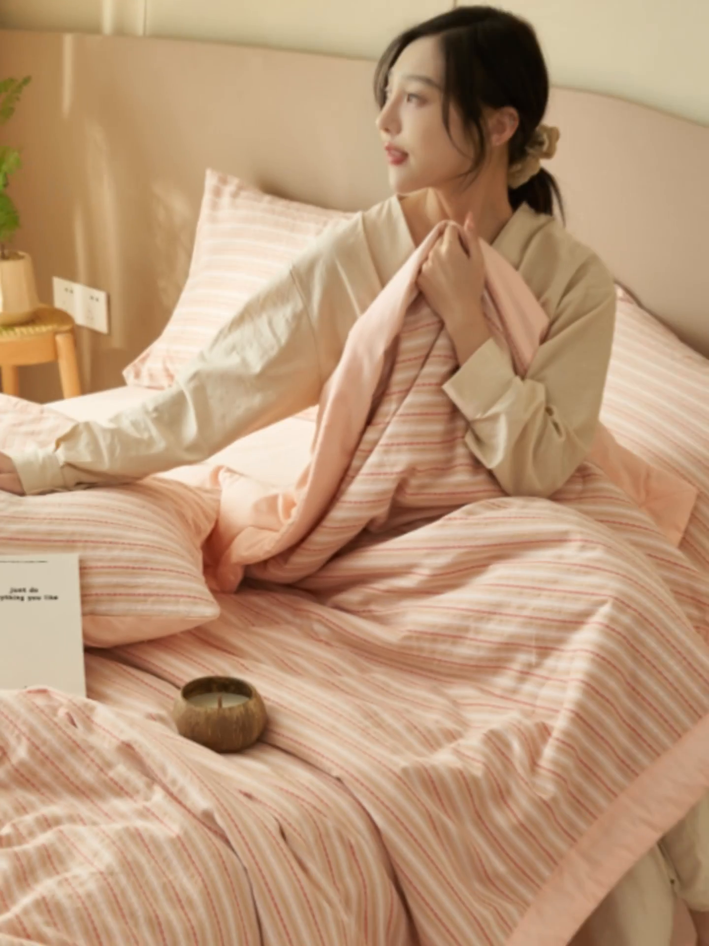 91家纺网 家纺一手货源 找家纺 金鹰 2025新款A类纯棉提花条纹水洗棉大豆全棉夏被空调被四件套 条纹-豆沙