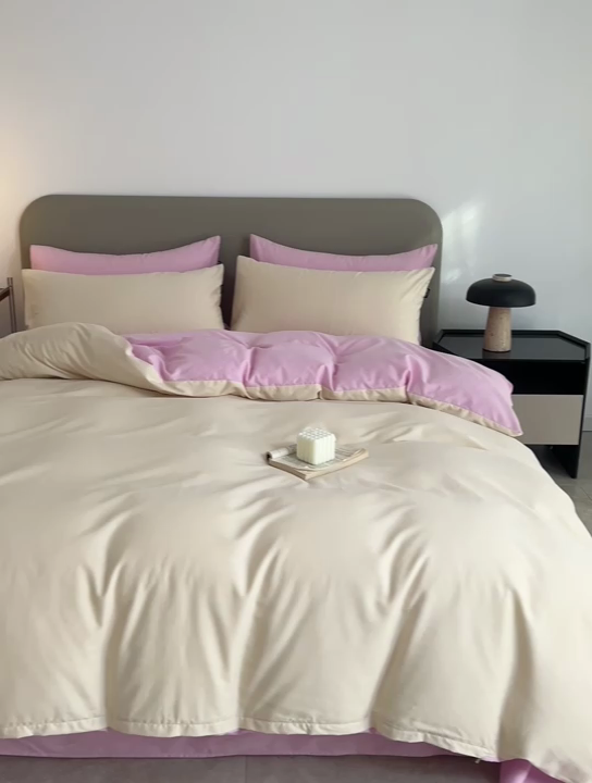 91家纺网 家纺一手货源 找家纺 2025年纯色双拼60支纯棉被套 奶白+白桃粉