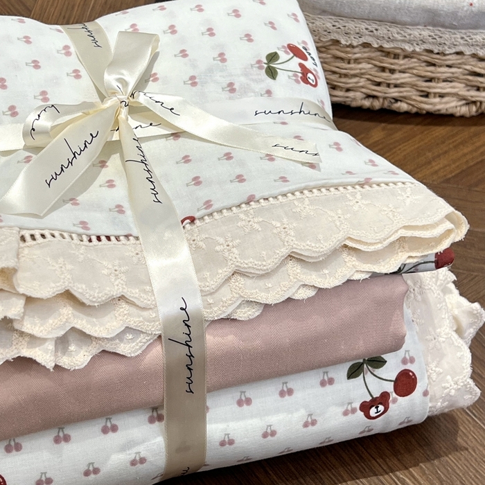 91家纺网 家纺一手货源 找家纺 荣轩家居 2025新款全棉双层纱镂空花边工艺款四件套樱桃小熊