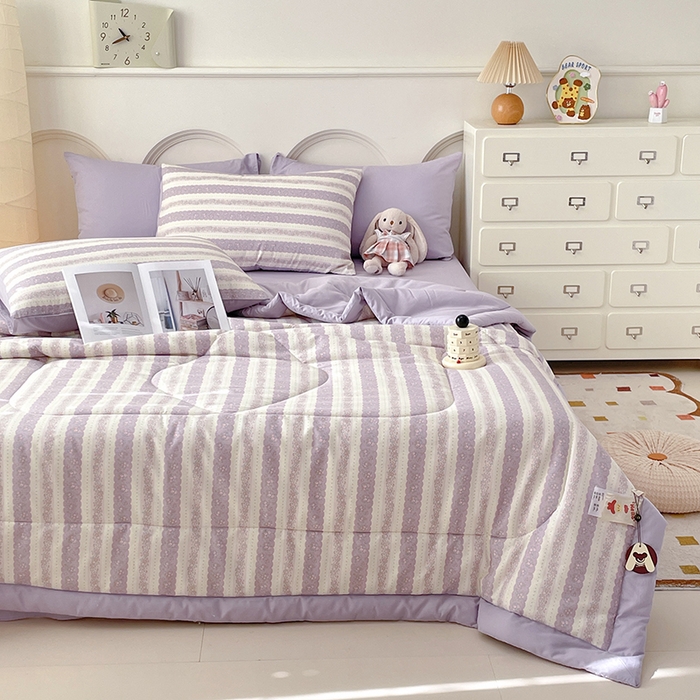 91家纺网 家纺一手货源 找家纺 宜家坊 2025新款全棉夏被碎花卡通小清新简约纯棉夏凉被夏被四件套三件套 紫朱华