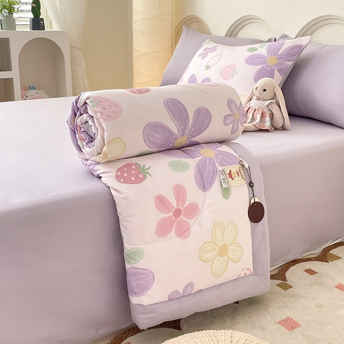 91家纺网 家纺一手货源 找家纺 宜家坊 2025新款全棉夏被碎花卡通小清新简约纯棉夏凉被夏被四件套三件套 泫雅花紫