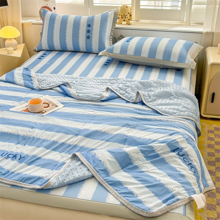91家纺网 家纺一手货源 找家纺 雯豆2025夏季新品冰丝碳光凉席+凉感丝印花夏被四件套卡通小清新绑带席子四件套 冰丝夏被四件套-蓝色条纹